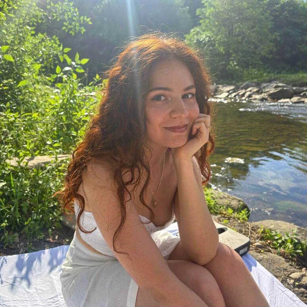 Ayleen Bastías, matrona y NeuroMatrona, junto a un río